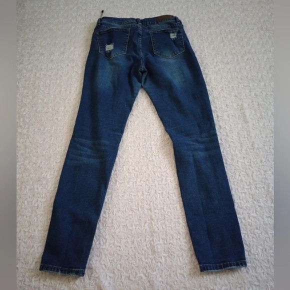 What about Me Woman's blue wash distressed jeans sz 7/8 - Picture 10 of 12